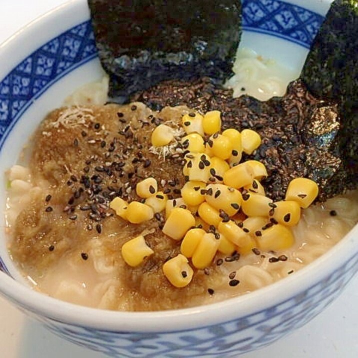 焼き海苔ととろろ昆布とコーンの豚骨ラーメン